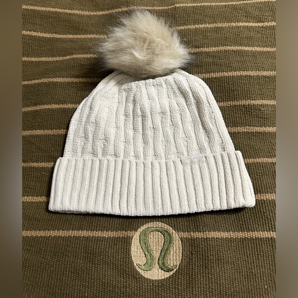 NWT Lululemon Cable Knit Pom Beanie
